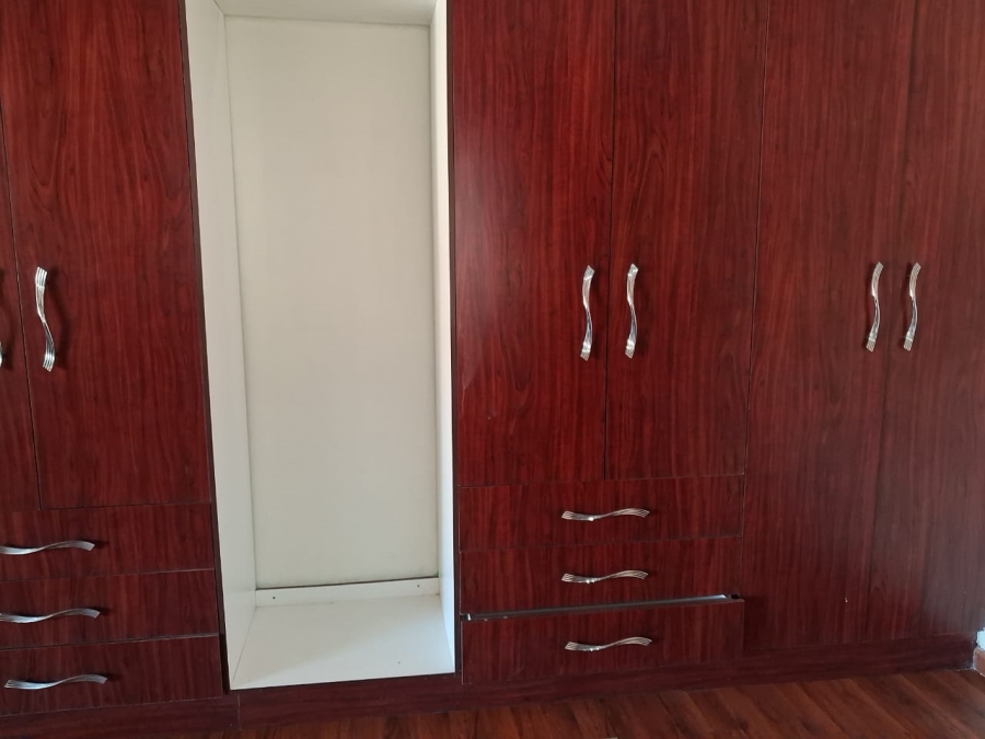 To Let 5 Bedroom Property for Rent in Cambridge Eastern Cape